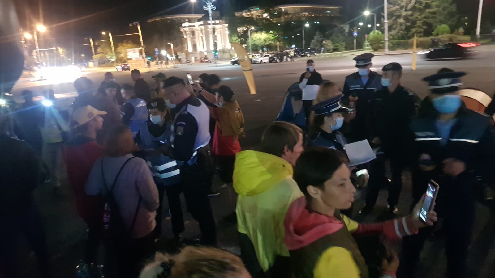 Zeci de forțe de ordine au înconjurat la miezul nopții autocarul AUR din Piața Victoriei și au descins pentru un control, fără mandat, fără dispoziție și fără a se legitima